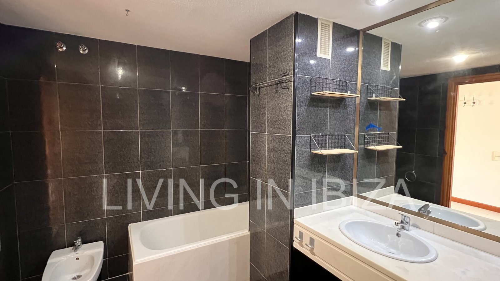 Apartamento en alquiler a largo plazo. Disponible. En Santa Eulalia del Río, Ibiza. Con vistas al mar y garaje subterráneo.