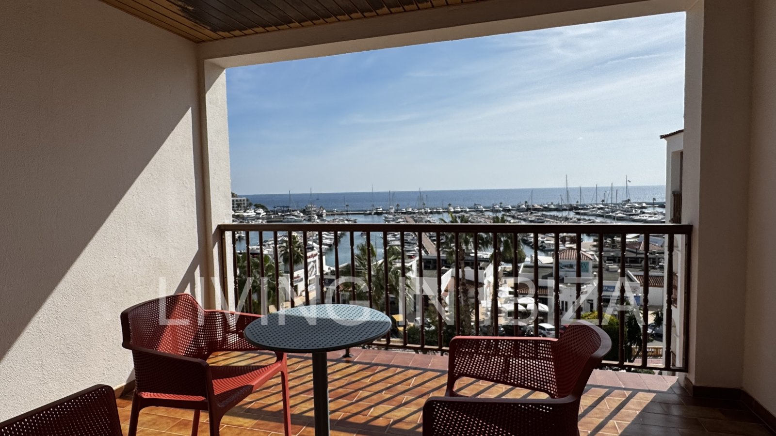 Apartamento en alquiler a largo plazo. Disponible. En Santa Eulalia del Río, Ibiza. Con vistas al mar y garaje subterráneo.