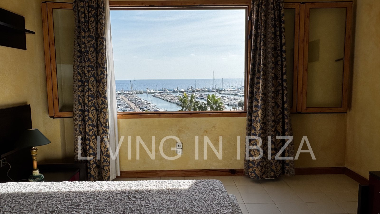 Apartamento en alquiler a largo plazo. Disponible. En Santa Eulalia del Río, Ibiza. Con vistas al mar y garaje subterráneo.