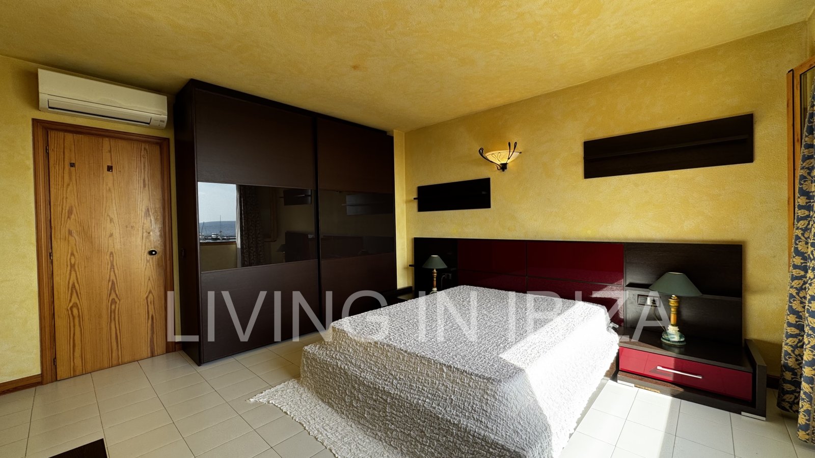 Apartamento en alquiler a largo plazo. Disponible. En Santa Eulalia del Río, Ibiza. Con vistas al mar y garaje subterráneo.