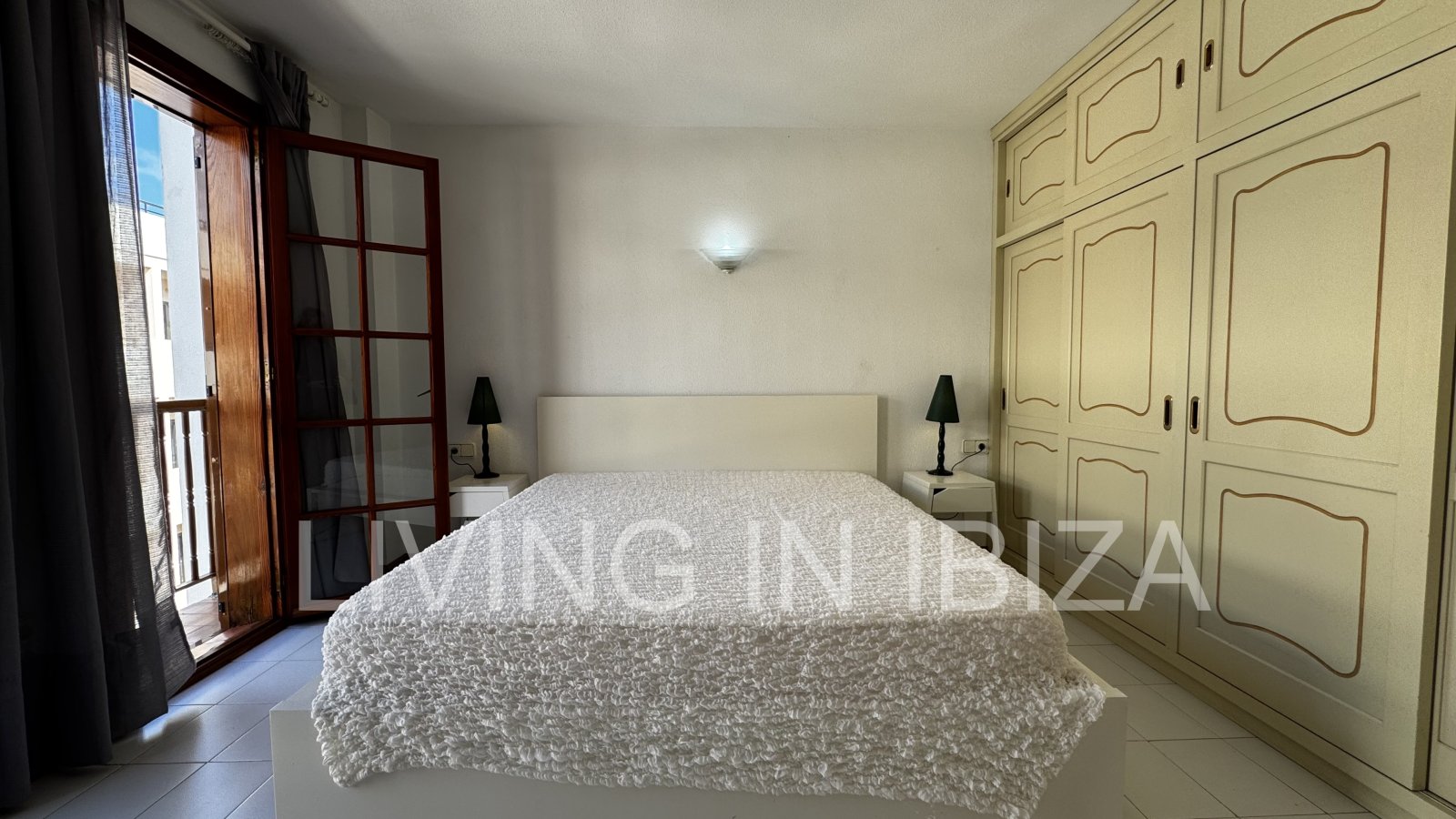 Apartamento en alquiler a largo plazo. Disponible. En Santa Eulalia del Río, Ibiza. Con vistas al mar y garaje subterráneo.