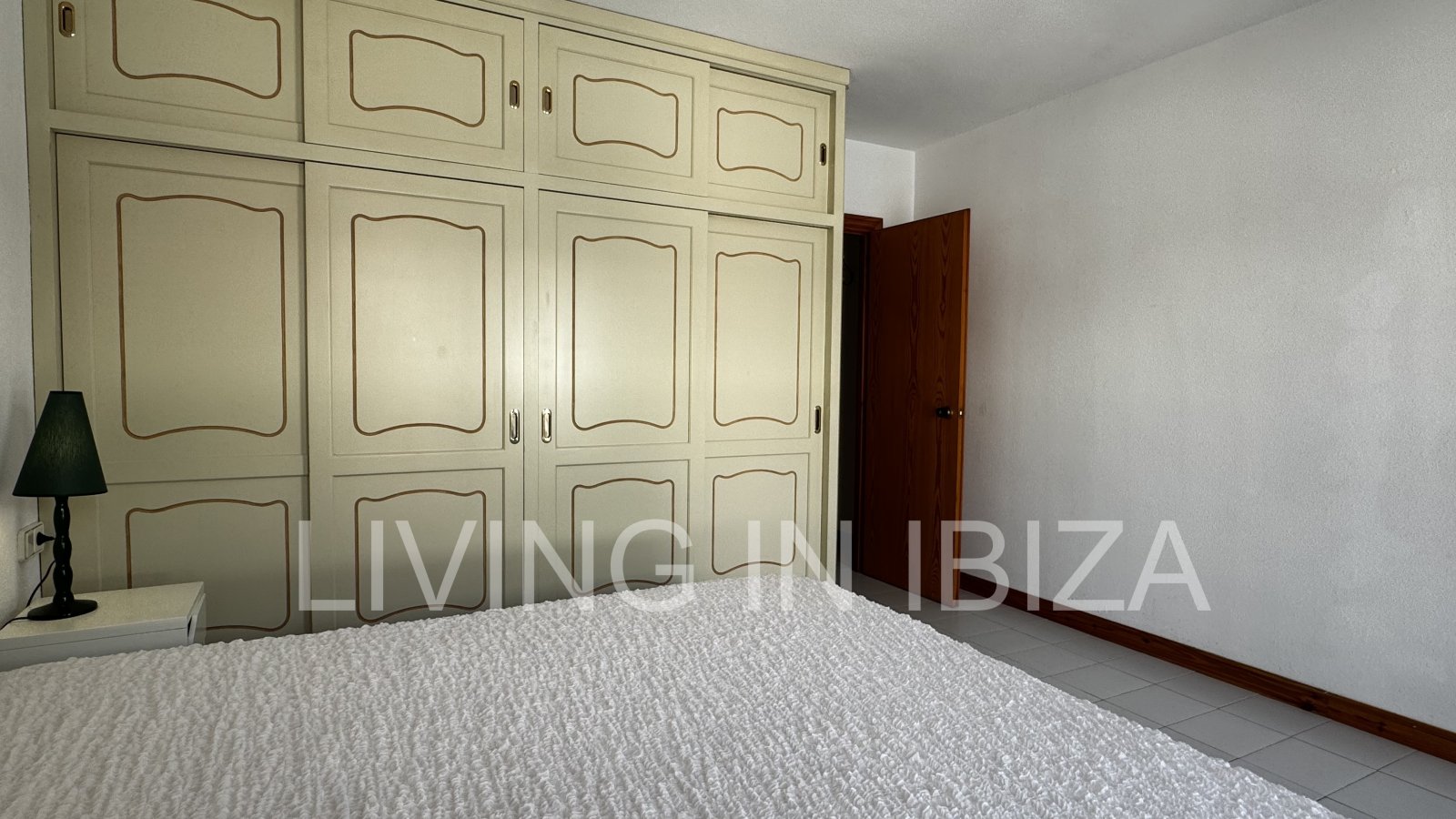 Apartamento en alquiler a largo plazo. Disponible. En Santa Eulalia del Río, Ibiza. Con vistas al mar y garaje subterráneo.