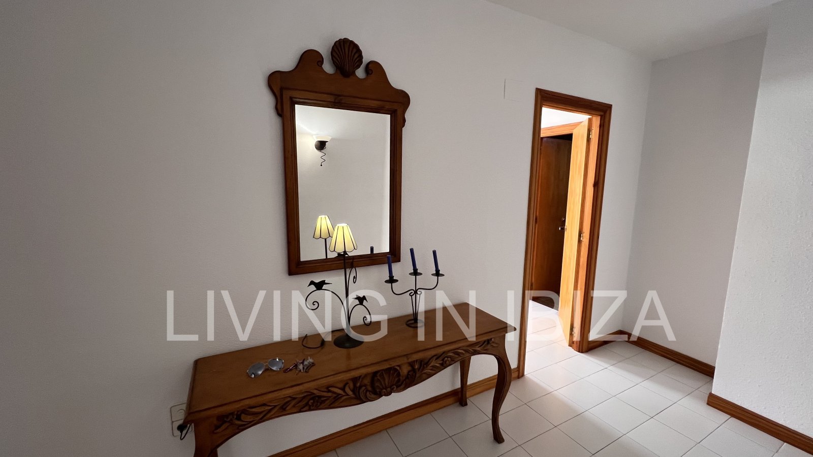 Apartamento en alquiler a largo plazo. Disponible. En Santa Eulalia del Río, Ibiza. Con vistas al mar y garaje subterráneo.