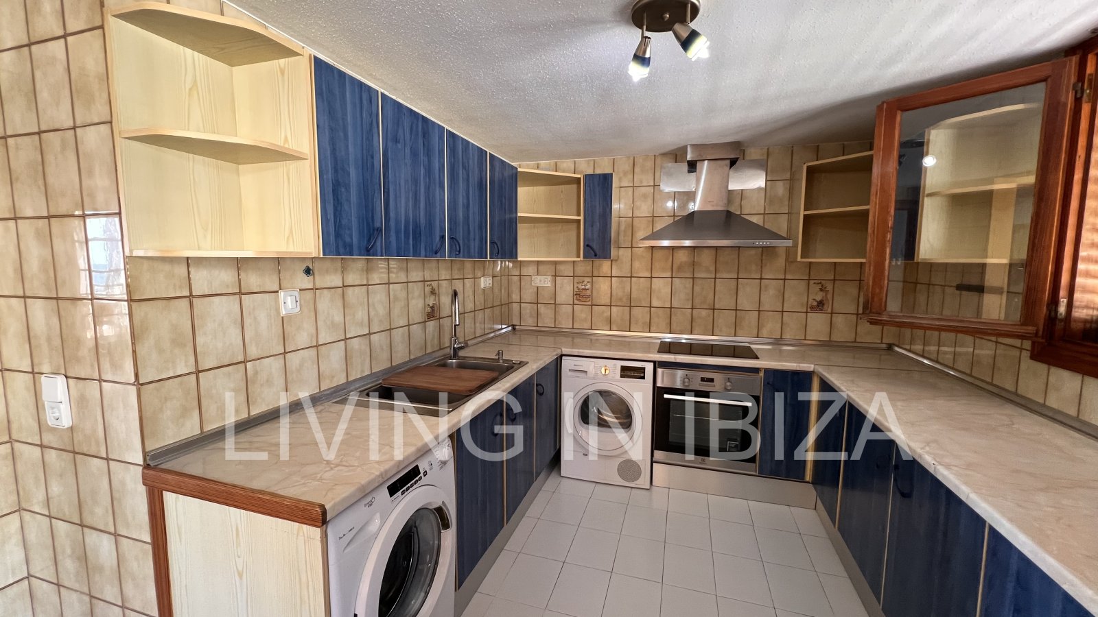 Apartamento en alquiler a largo plazo. Disponible. En Santa Eulalia del Río, Ibiza. Con vistas al mar y garaje subterráneo.