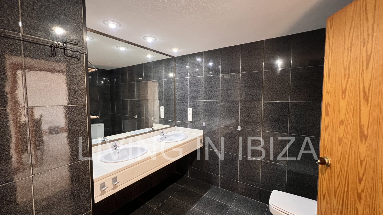 Apartamento en alquiler a largo plazo. Disponible. En Santa Eulalia del Río, Ibiza. Con vistas al mar y garaje subterráneo.