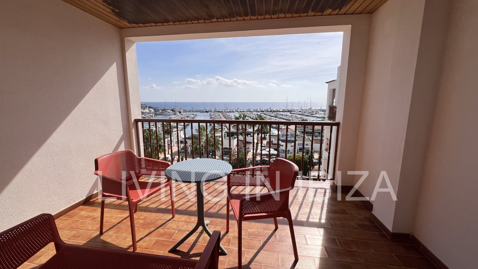 Apartamento en alquiler a largo plazo. Disponible. En Santa Eulalia del Río, Ibiza. Con vistas al mar y garaje subterráneo.