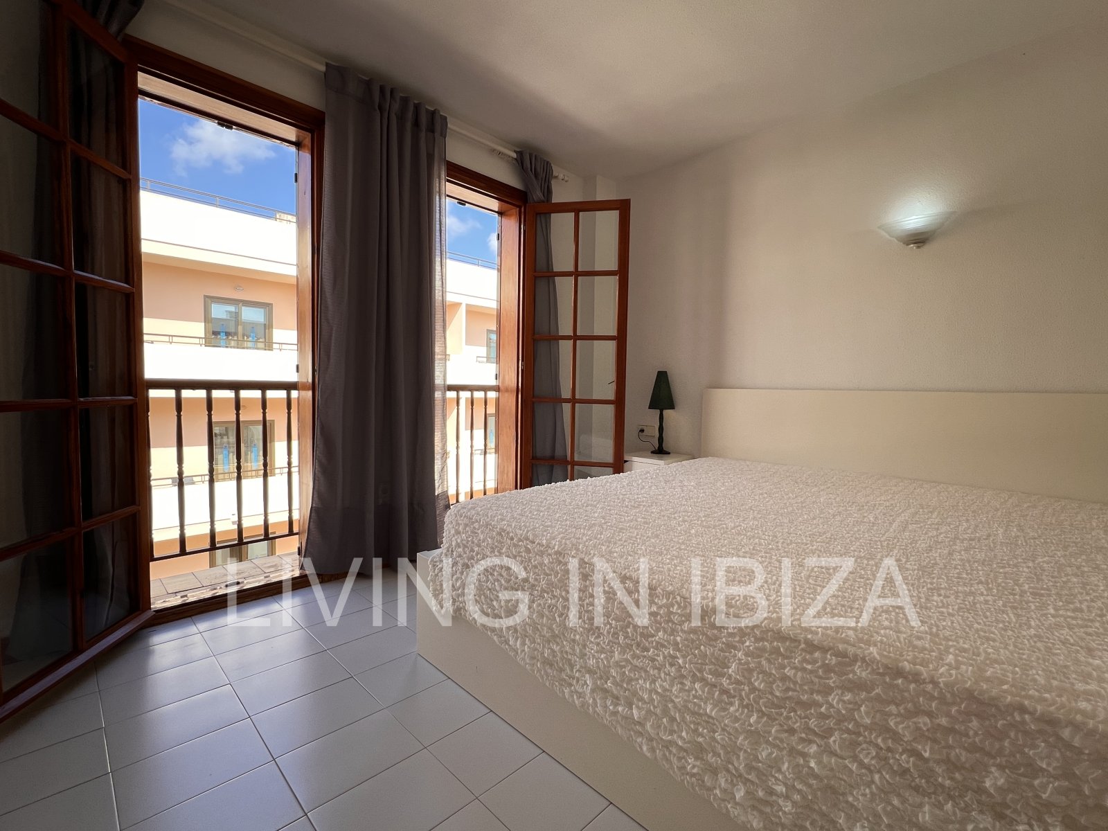 Apartamento en alquiler a largo plazo. Disponible. En Santa Eulalia del Río, Ibiza. Con vistas al mar y garaje subterráneo.