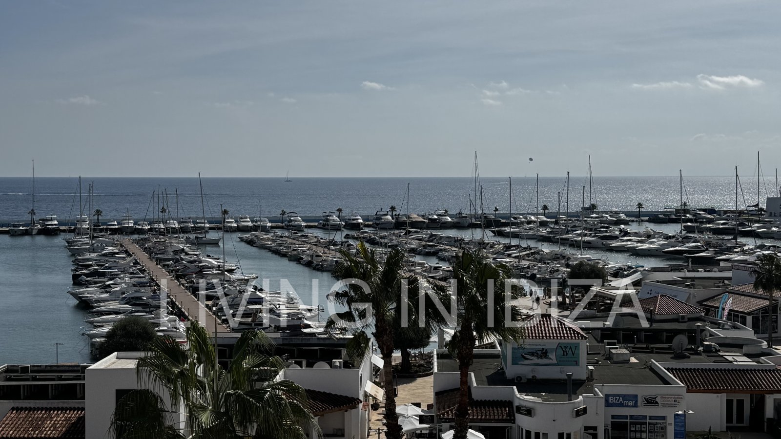 Santa Eulalia: Apartamento en alquiler a largo plazo. Disponible. En Santa Eulalia del Río, Ibiza. Con vistas al mar y garaje subterráneo. 