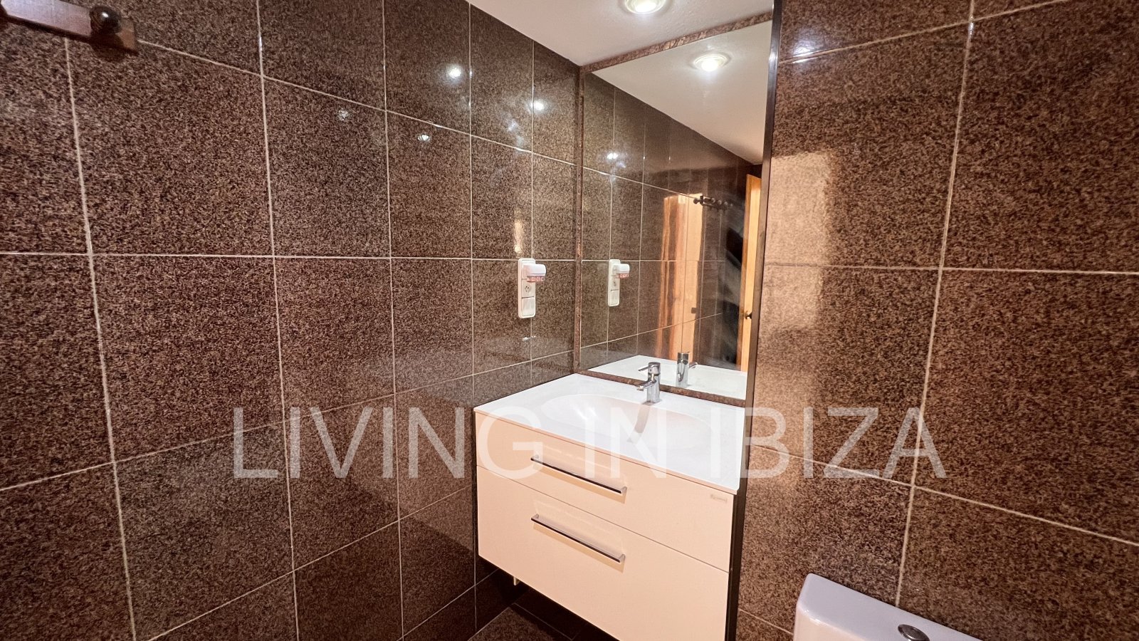 Apartamento en alquiler a largo plazo. Disponible. En Santa Eulalia del Río, Ibiza. Con vistas al mar y garaje subterráneo.