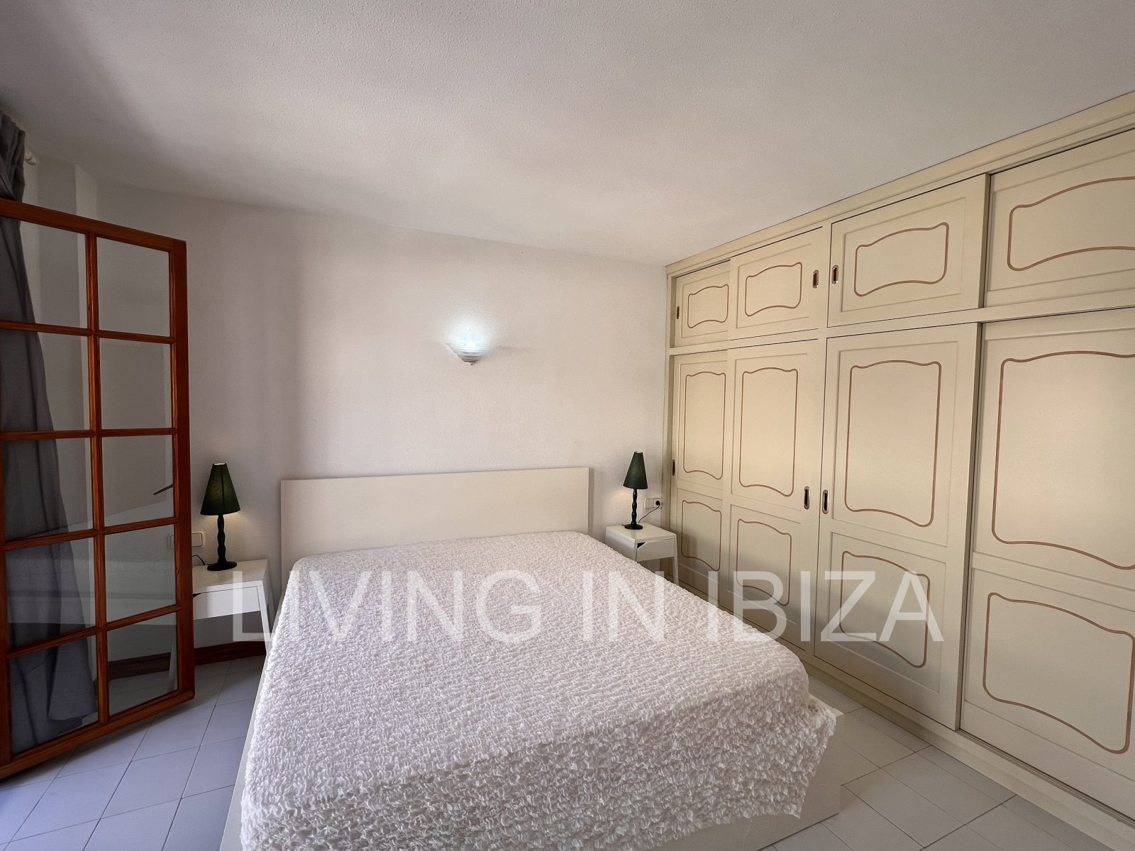 Apartamento en alquiler a largo plazo. Disponible. En Santa Eulalia del Río, Ibiza. Con vistas al mar y garaje subterráneo.