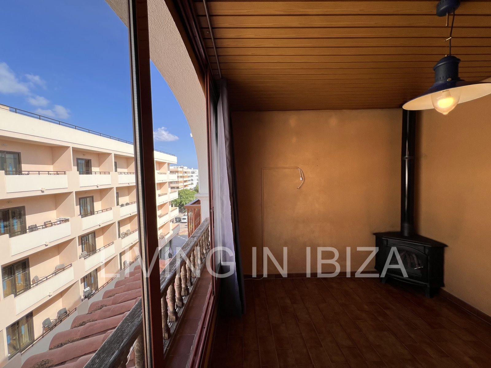 Apartamento en alquiler a largo plazo. Disponible. En Santa Eulalia del Río, Ibiza. Con vistas al mar y garaje subterráneo.