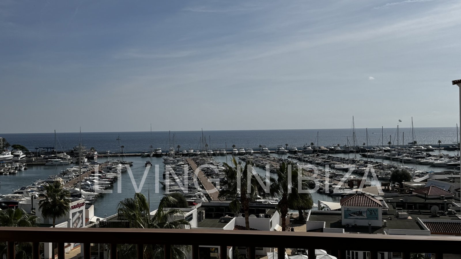 Apartamento en alquiler a largo plazo. Disponible. En Santa Eulalia del Río, Ibiza. Con vistas al mar y garaje subterráneo.