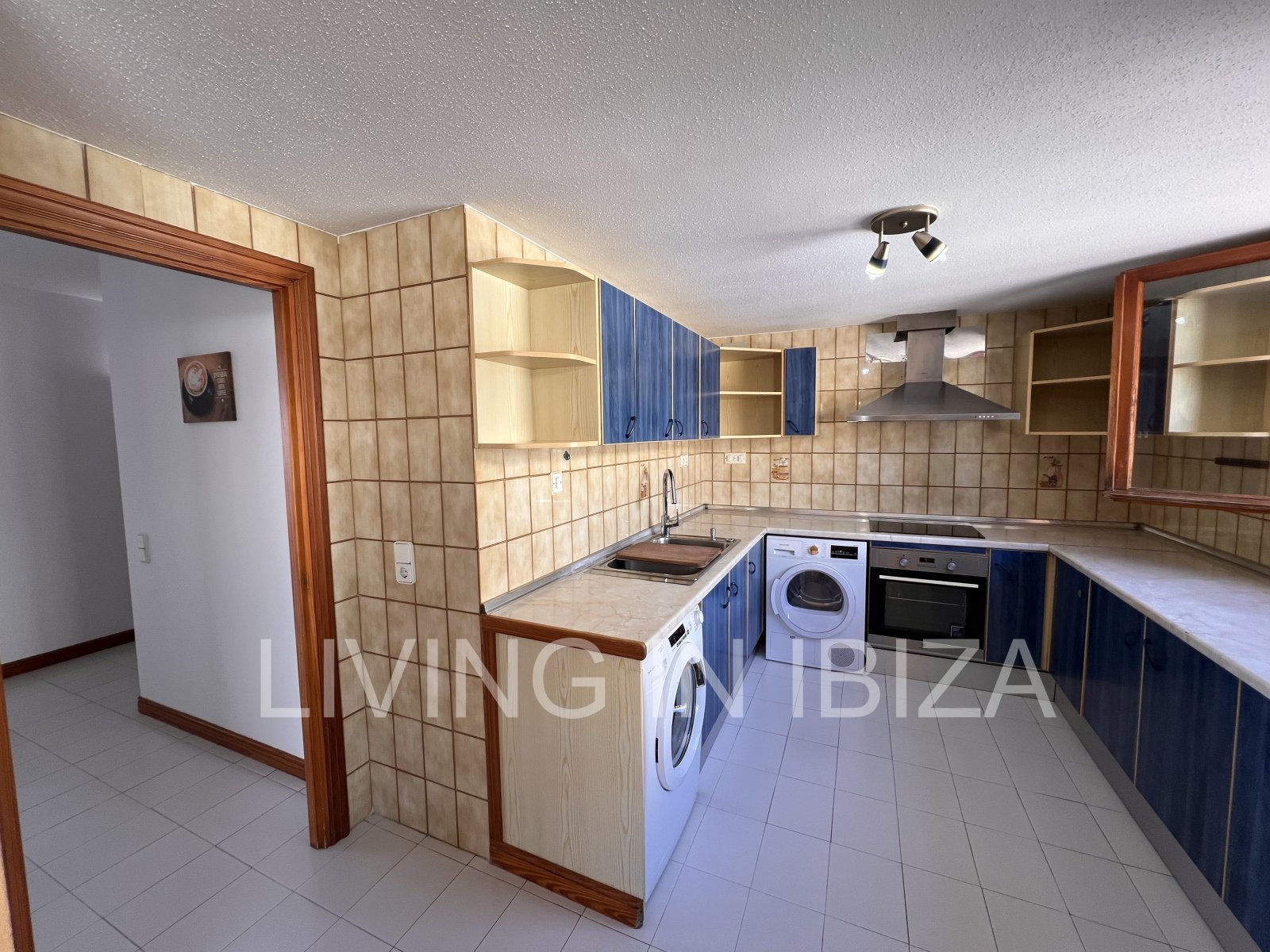 Apartamento en alquiler a largo plazo. Disponible. En Santa Eulalia del Río, Ibiza. Con vistas al mar y garaje subterráneo.