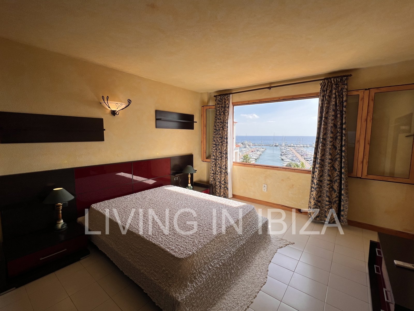 Apartamento en alquiler a largo plazo. Disponible. En Santa Eulalia del Río, Ibiza. Con vistas al mar y garaje subterráneo.