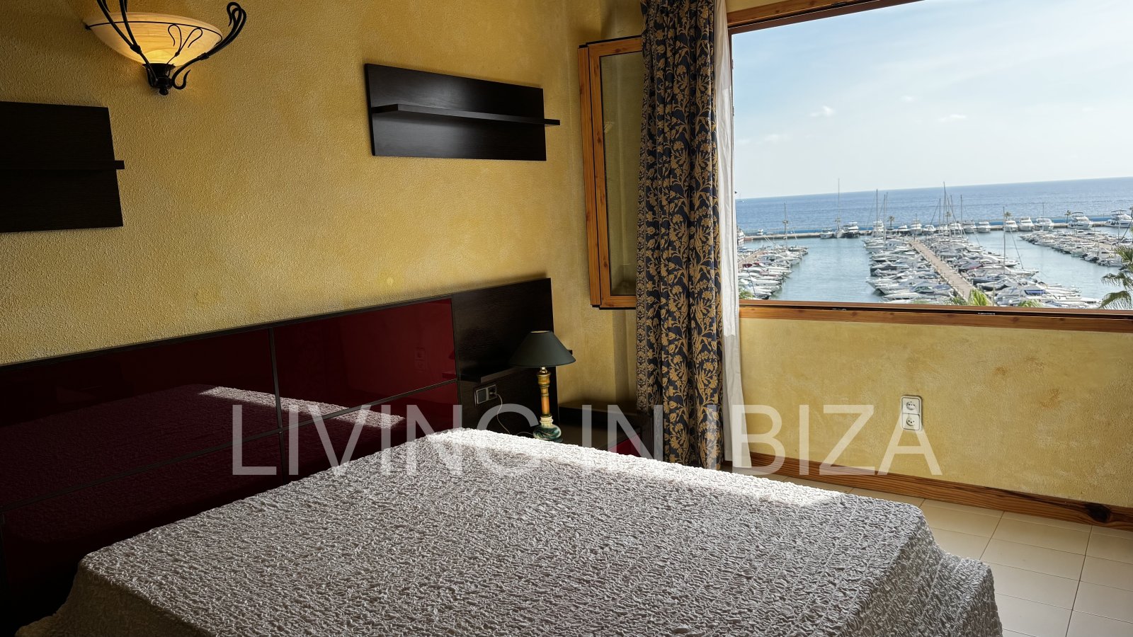 Apartamento en alquiler a largo plazo. Disponible. En Santa Eulalia del Río, Ibiza. Con vistas al mar y garaje subterráneo.