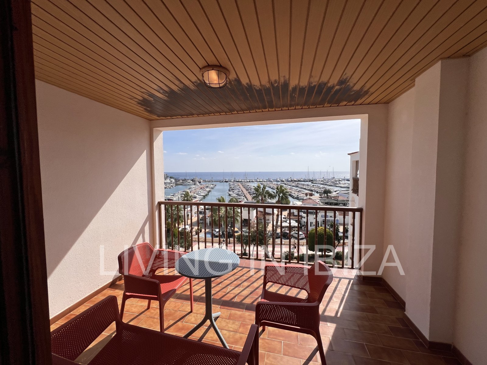 Apartamento en alquiler a largo plazo. Disponible. En Santa Eulalia del Río, Ibiza. Con vistas al mar y garaje subterráneo.