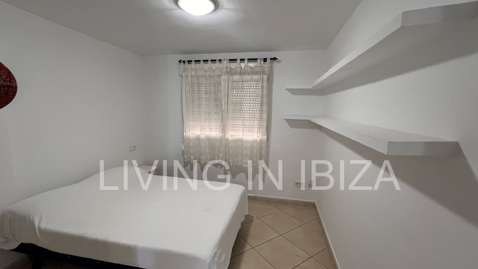 Alquiler anual / Contrato largo plazo - Piso muy espacioso, bonito y acogedor en Santa Eulalia del Río, Ibiza. Con piscina y jardín comunitarios.