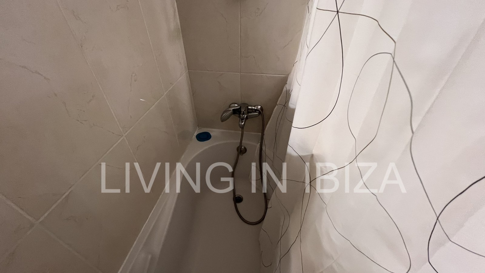 Alquiler anual / Contrato largo plazo - Piso muy espacioso, bonito y acogedor en Santa Eulalia del Río, Ibiza. Con piscina y jardín comunitarios.