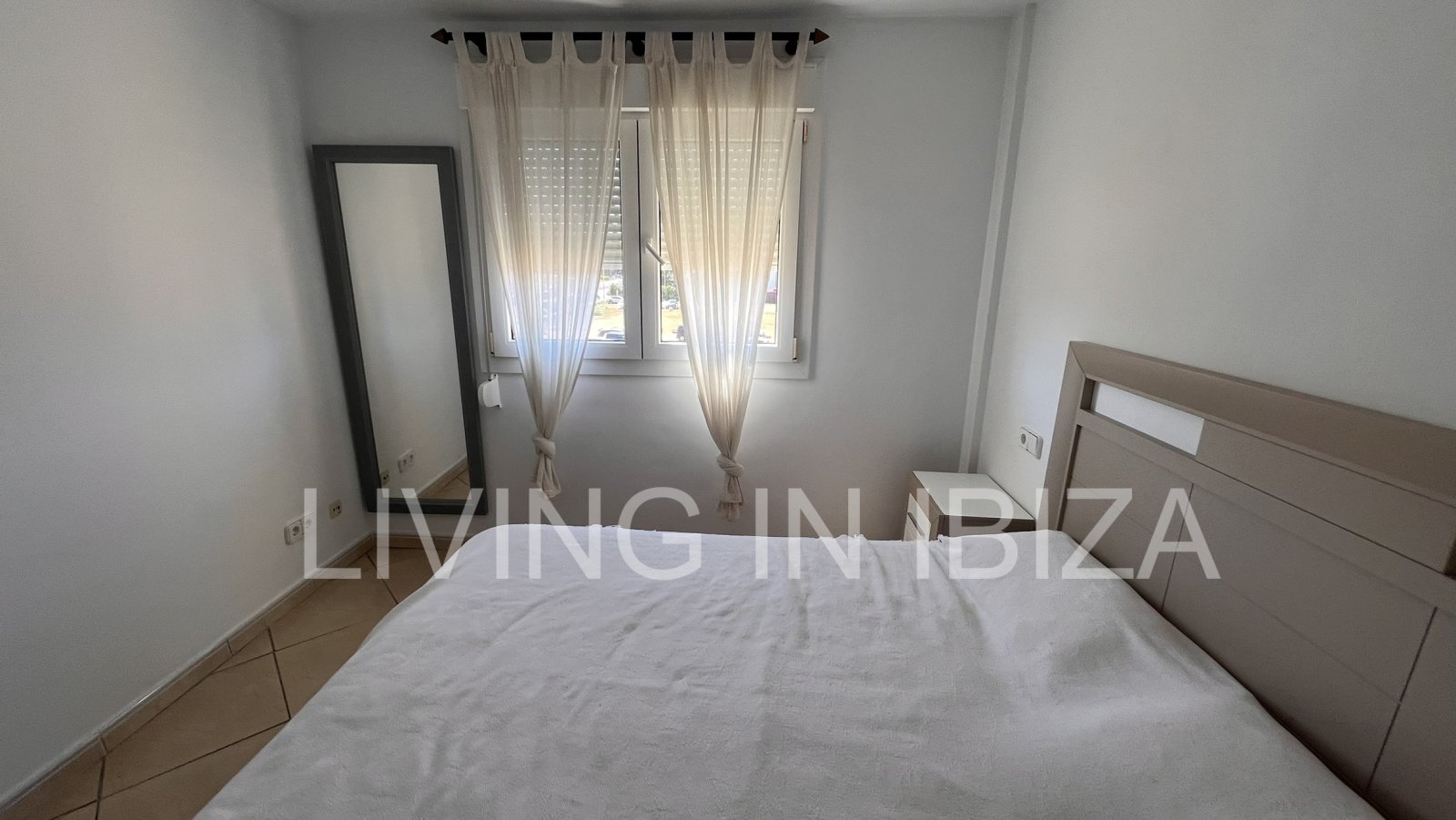 Alquiler anual / Contrato largo plazo - Piso muy espacioso, bonito y acogedor en Santa Eulalia del Río, Ibiza. Con piscina y jardín comunitarios.