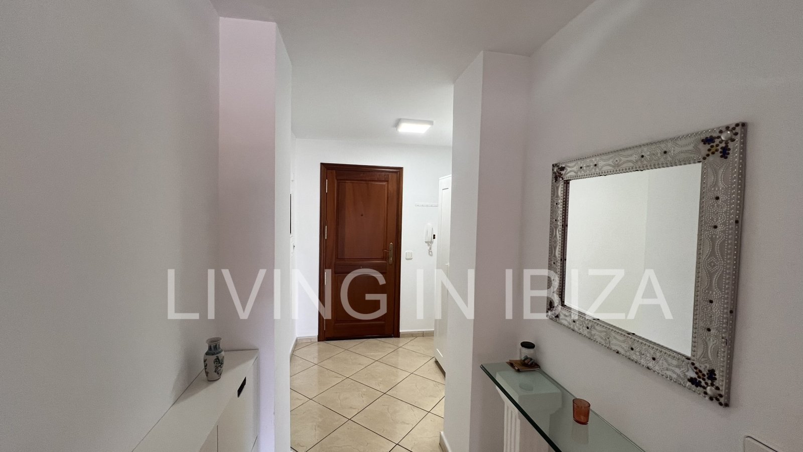 Alquiler anual / Contrato largo plazo - Piso muy espacioso, bonito y acogedor en Santa Eulalia del Río, Ibiza. Con piscina y jardín comunitarios.