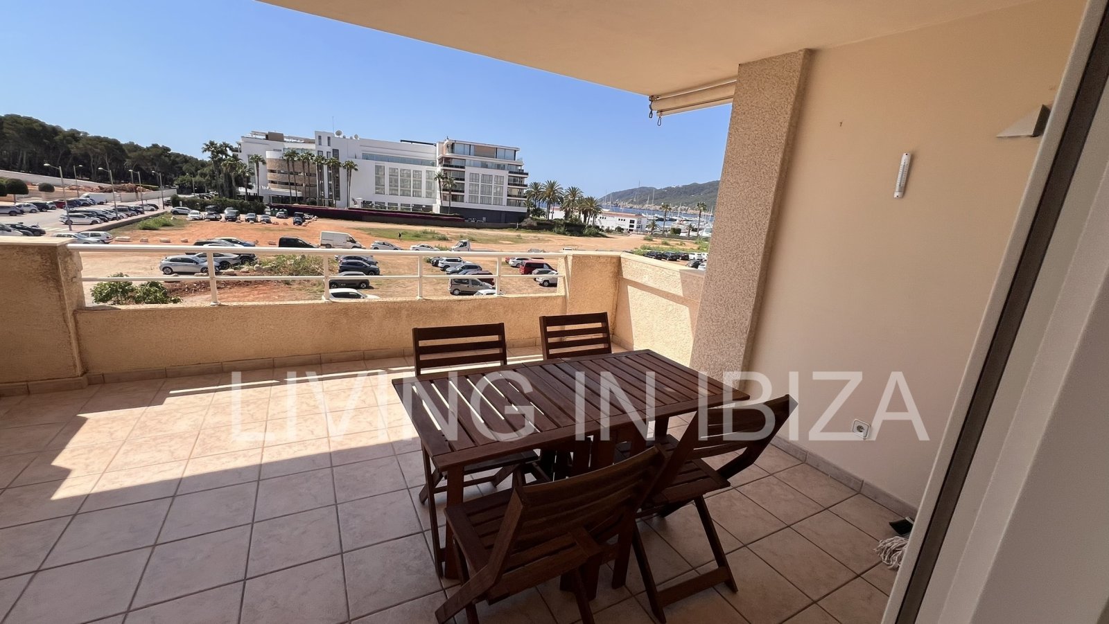 Alquiler anual / Contrato largo plazo - Piso muy espacioso, bonito y acogedor en Santa Eulalia del Río, Ibiza. Con piscina y jardín comunitarios.