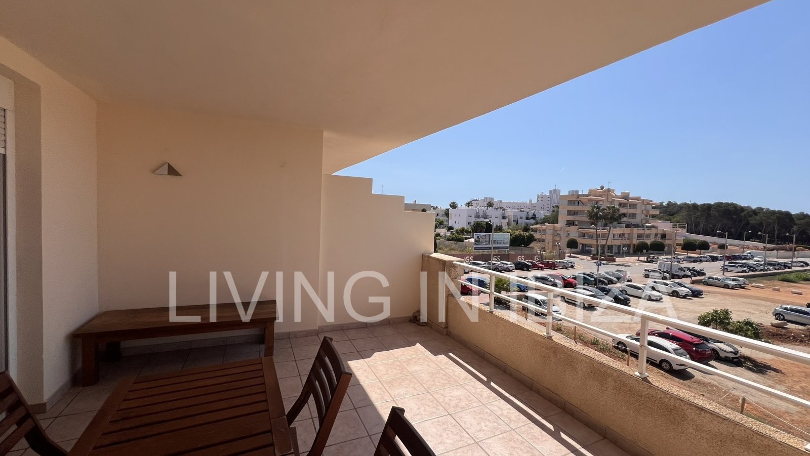 Alquiler anual / Contrato largo plazo - Piso muy espacioso, bonito y acogedor en Santa Eulalia del Río, Ibiza. Con piscina y jardín comunitarios.