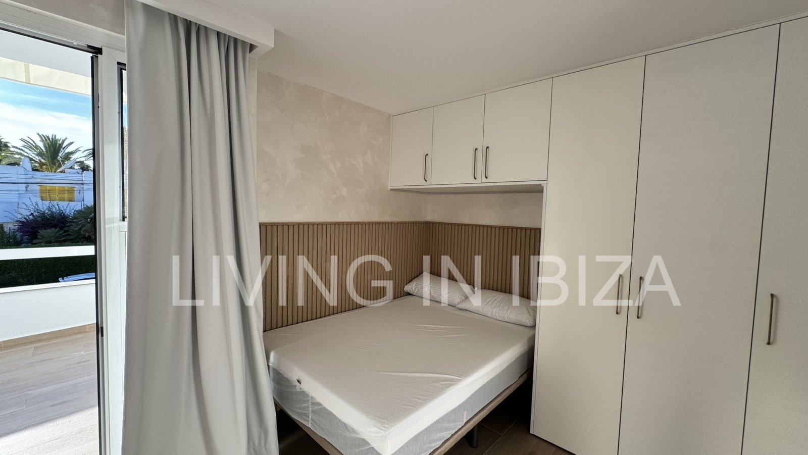 En venta. Oportunidad única en Ibiza. Casa adosada moderna y luminosa ubicada en una exclusiva y tranquila urbanización de Siesta (Sta Eulalia) Ibiza