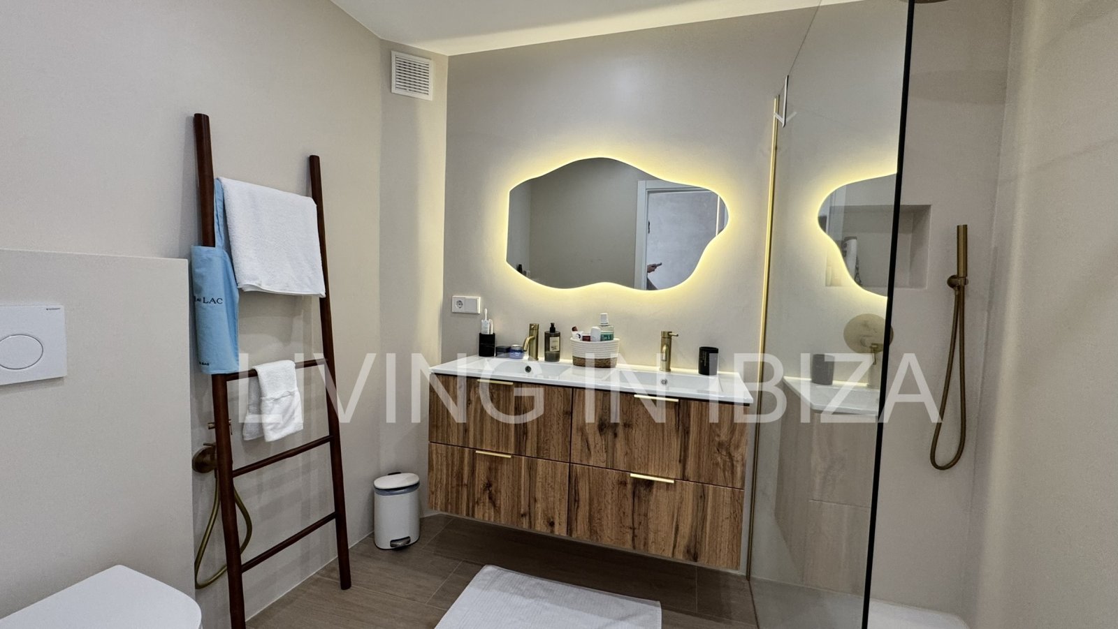 En venta. Oportunidad única en Ibiza. Casa adosada moderna y luminosa ubicada en una exclusiva y tranquila urbanización de Siesta (Sta Eulalia) Ibiza