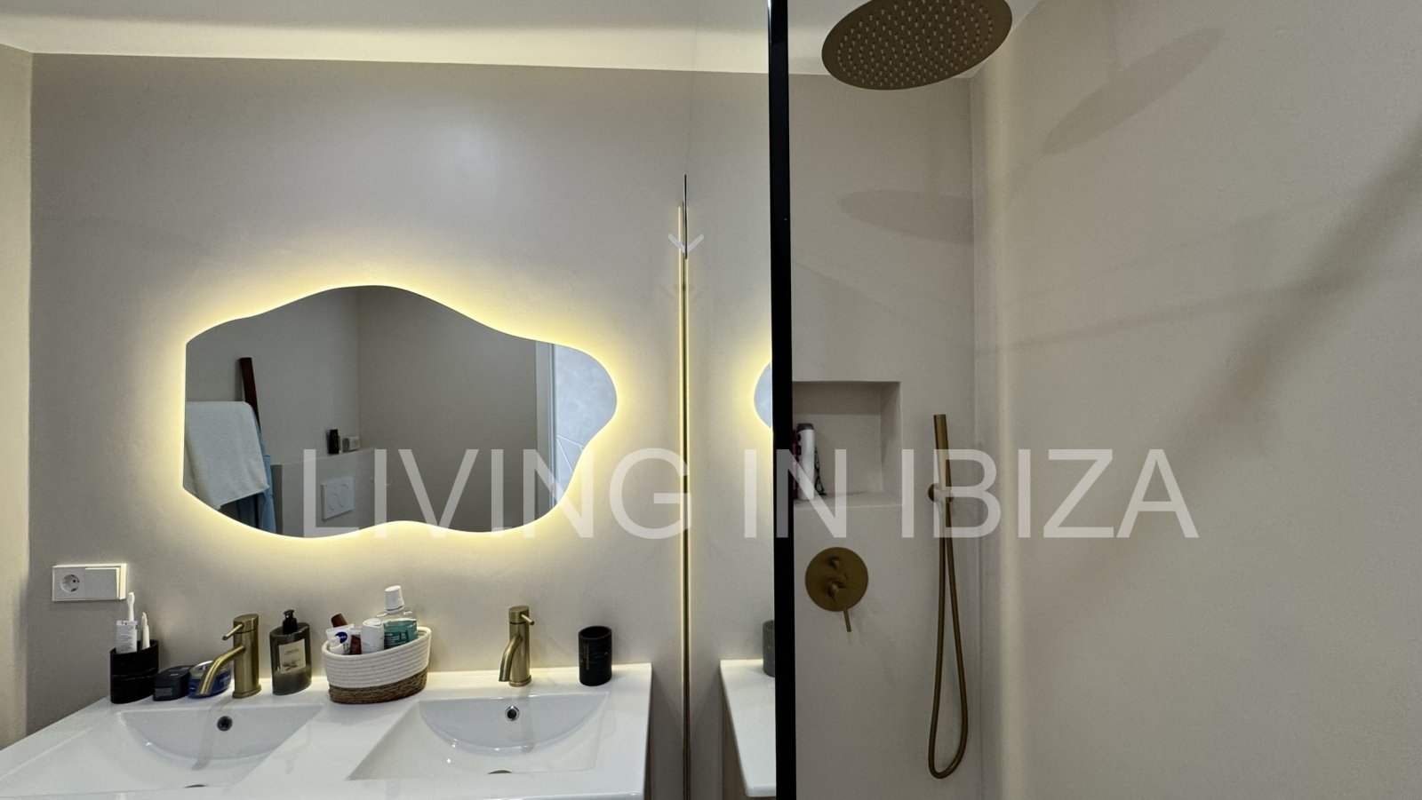 En venta. Oportunidad única en Ibiza. Casa adosada moderna y luminosa ubicada en una exclusiva y tranquila urbanización de Siesta (Sta Eulalia) Ibiza