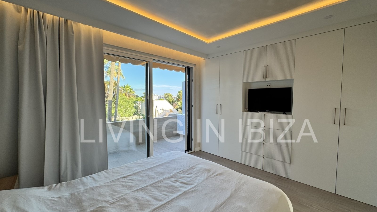 En venta. Oportunidad única en Ibiza. Casa adosada moderna y luminosa ubicada en una exclusiva y tranquila urbanización de Siesta (Sta Eulalia) Ibiza