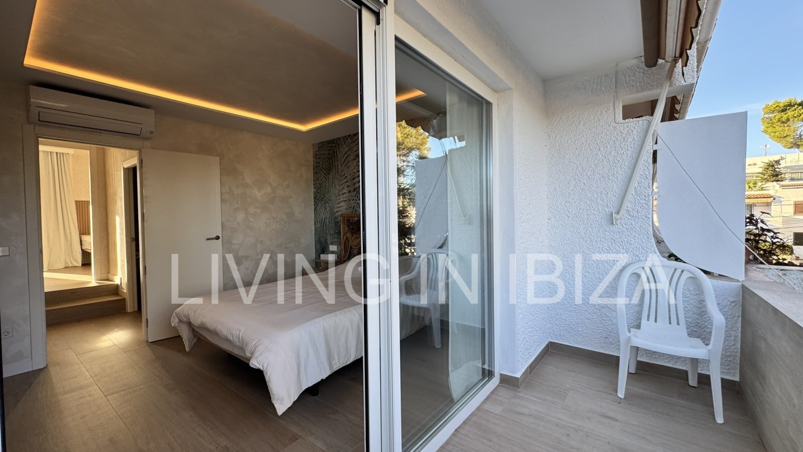 En venta. Oportunidad única en Ibiza. Casa adosada moderna y luminosa ubicada en una exclusiva y tranquila urbanización de Siesta (Sta Eulalia) Ibiza