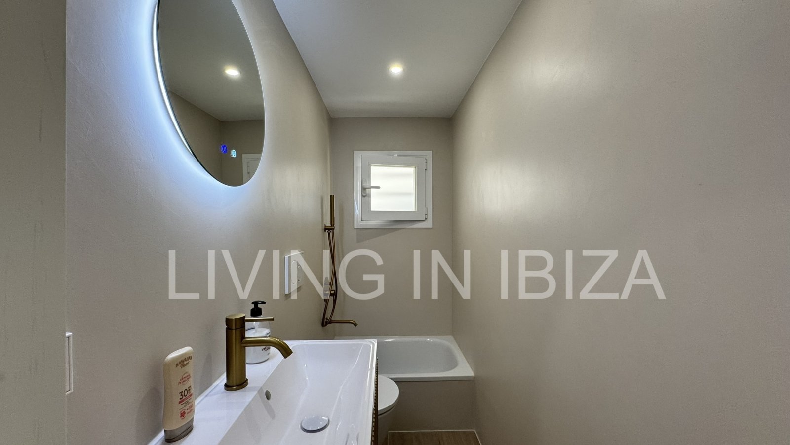 En venta. Oportunidad única en Ibiza. Casa adosada moderna y luminosa ubicada en una exclusiva y tranquila urbanización de Siesta (Sta Eulalia) Ibiza