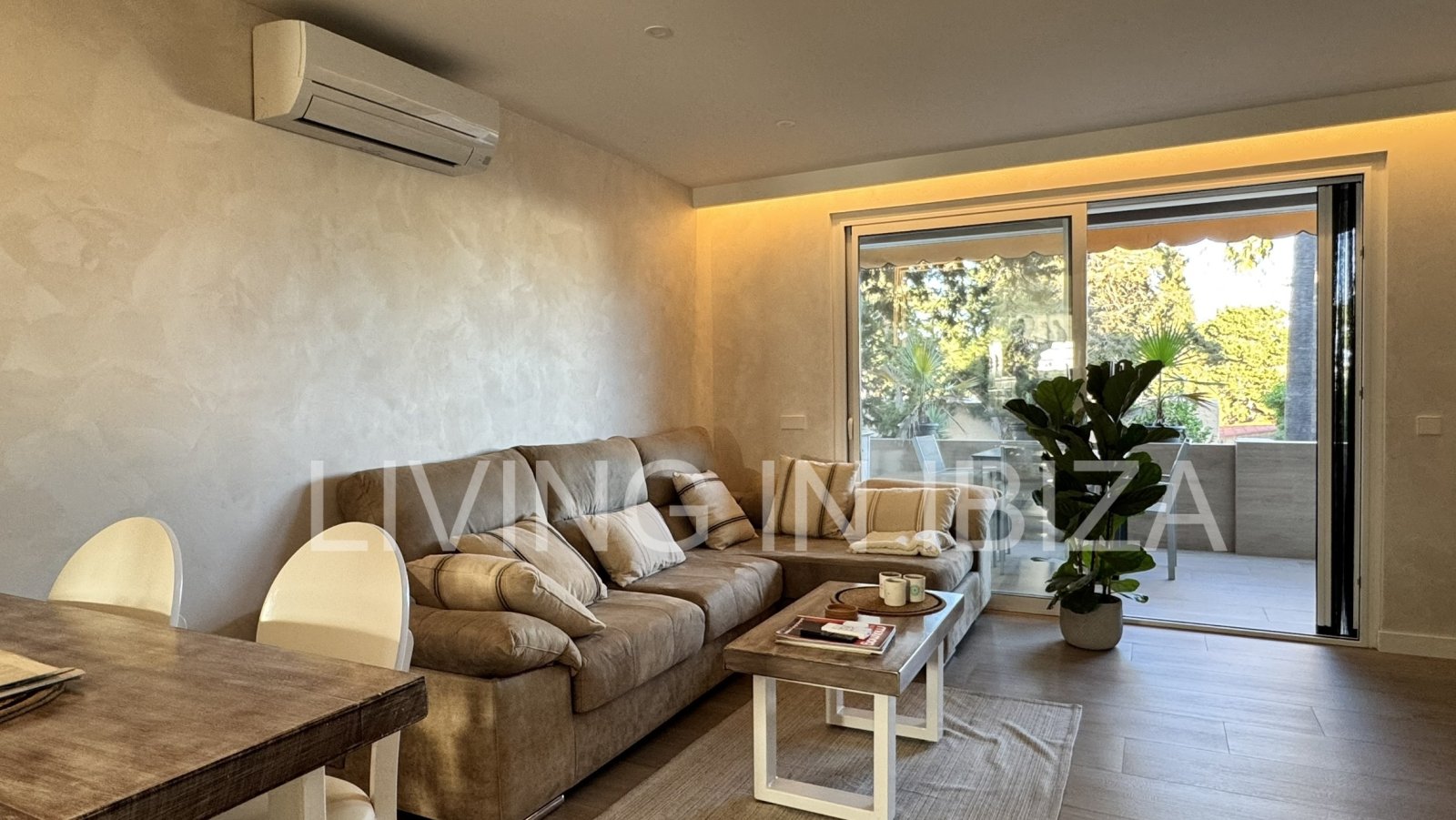 En venta. Oportunidad única en Ibiza. Casa adosada moderna y luminosa ubicada en una exclusiva y tranquila urbanización de Siesta (Sta Eulalia) Ibiza