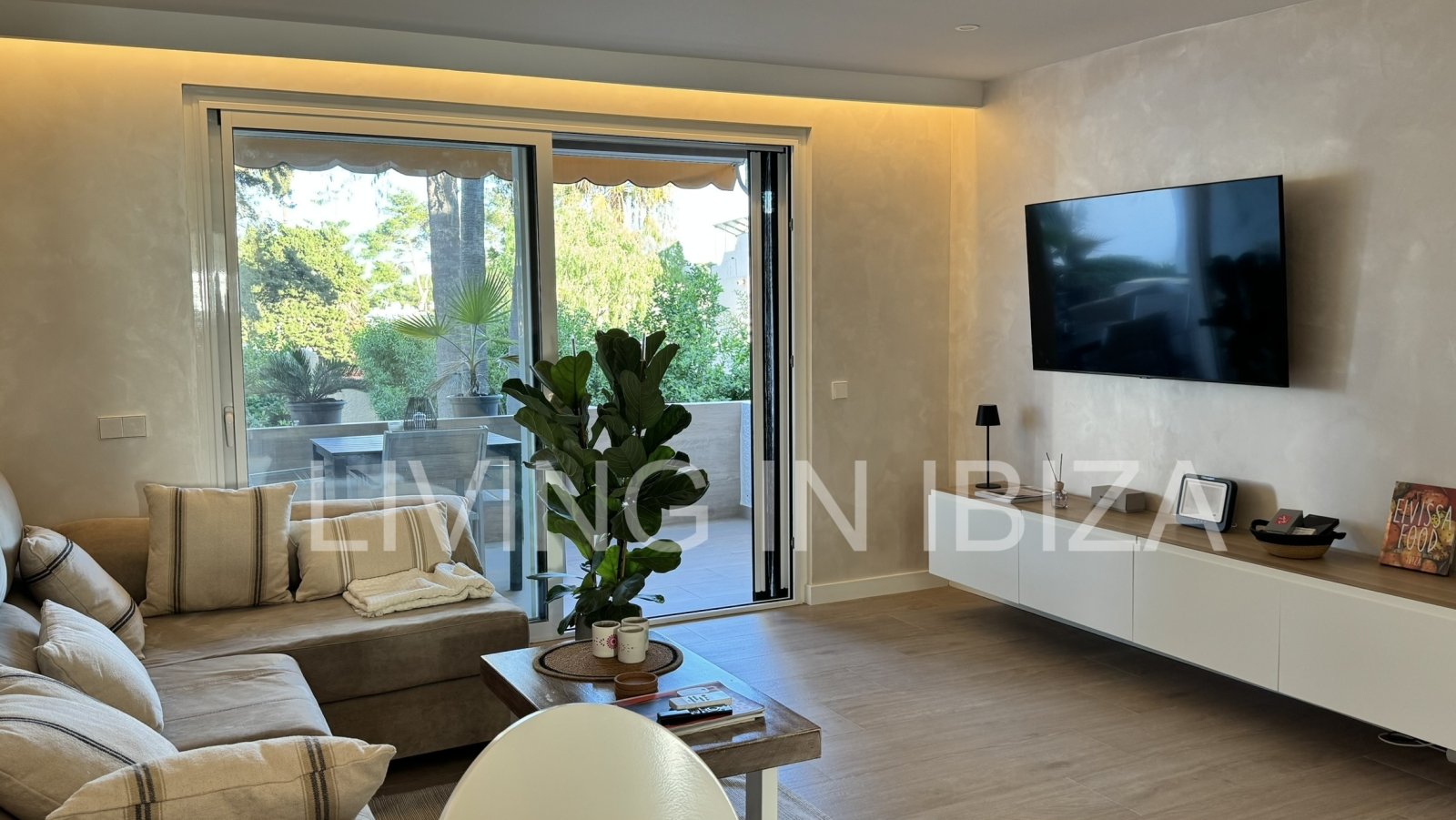 En venta. Oportunidad única en Ibiza. Casa adosada moderna y luminosa ubicada en una exclusiva y tranquila urbanización de Siesta (Sta Eulalia) Ibiza