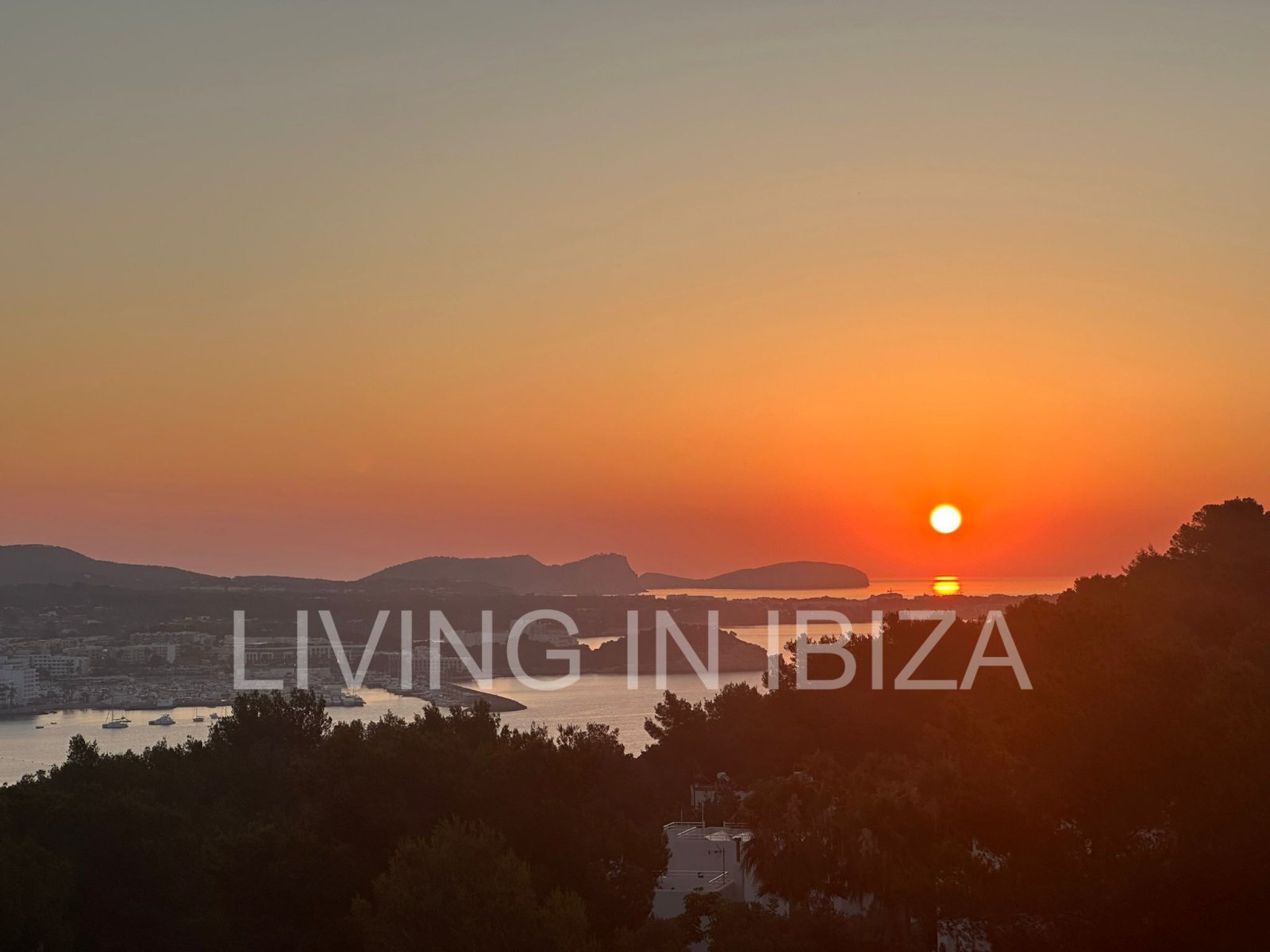 Santa Eulalia del Rio: Se alquila anual. Se trata de una casa independiente de los años 70 activa totalmente renovado en Siesta, Santa Eulalia del Río. Ibiza 