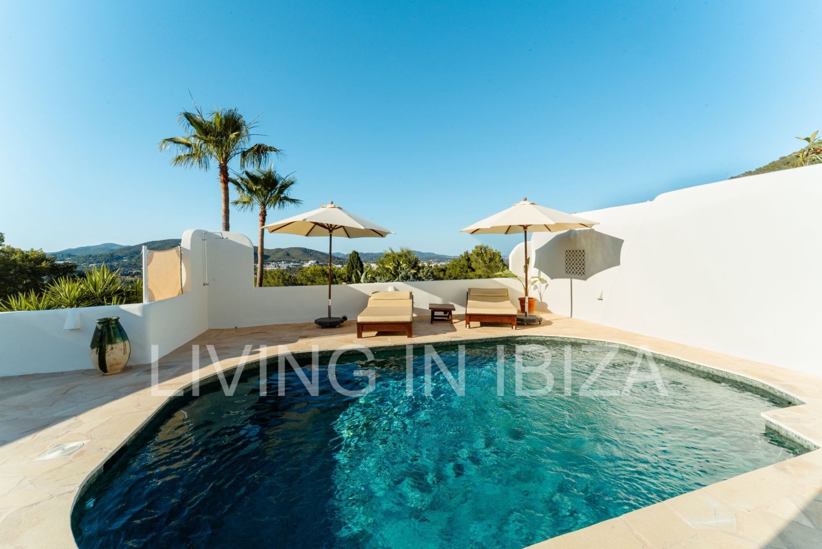 Se alquila anual. Se trata de una casa independiente de los años 70 activa totalmente renovado en Siesta, Santa Eulalia del Río. Ibiza