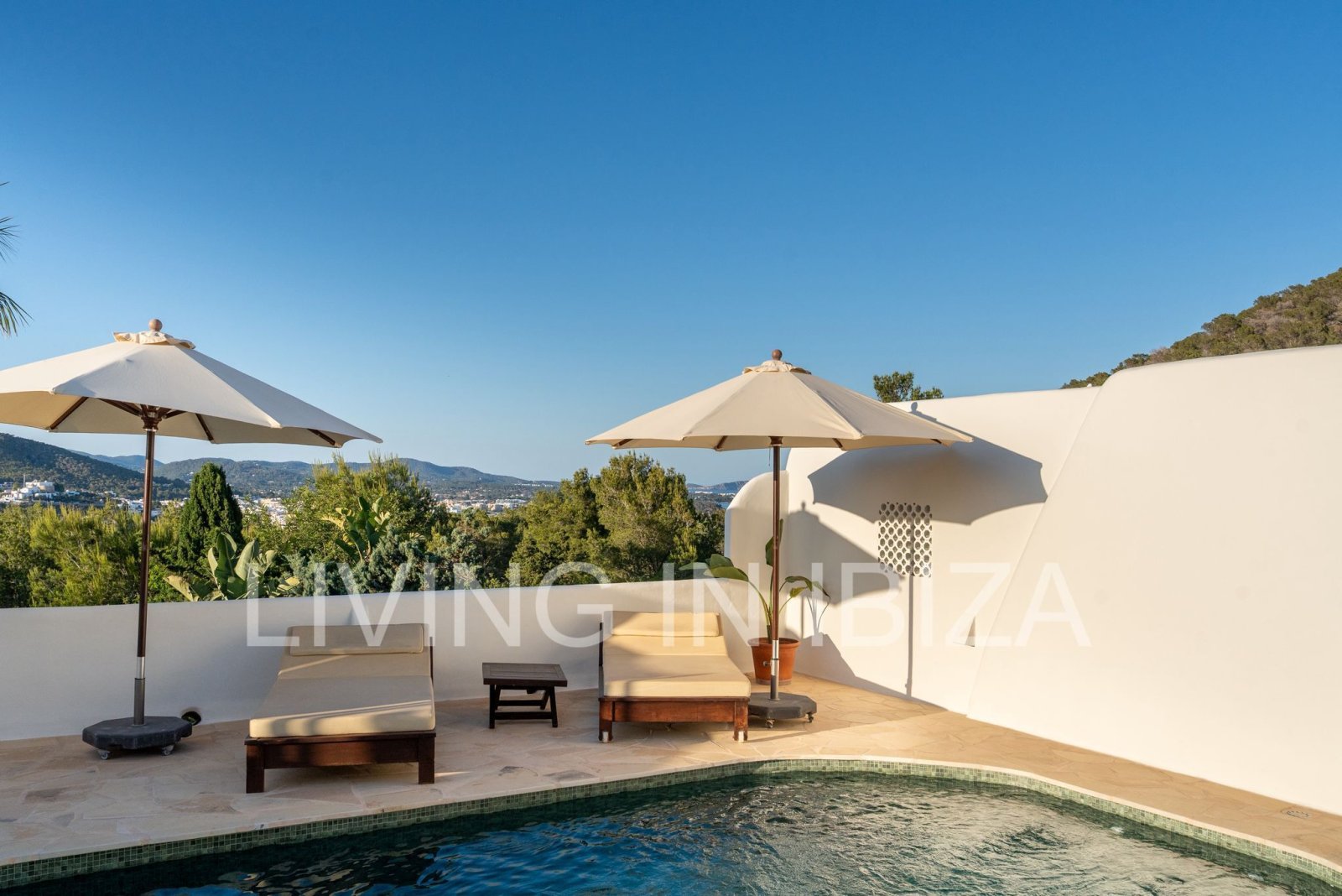 Se alquila anual. Se trata de una casa independiente de los años 70 activa totalmente renovado en Siesta, Santa Eulalia del Río. Ibiza