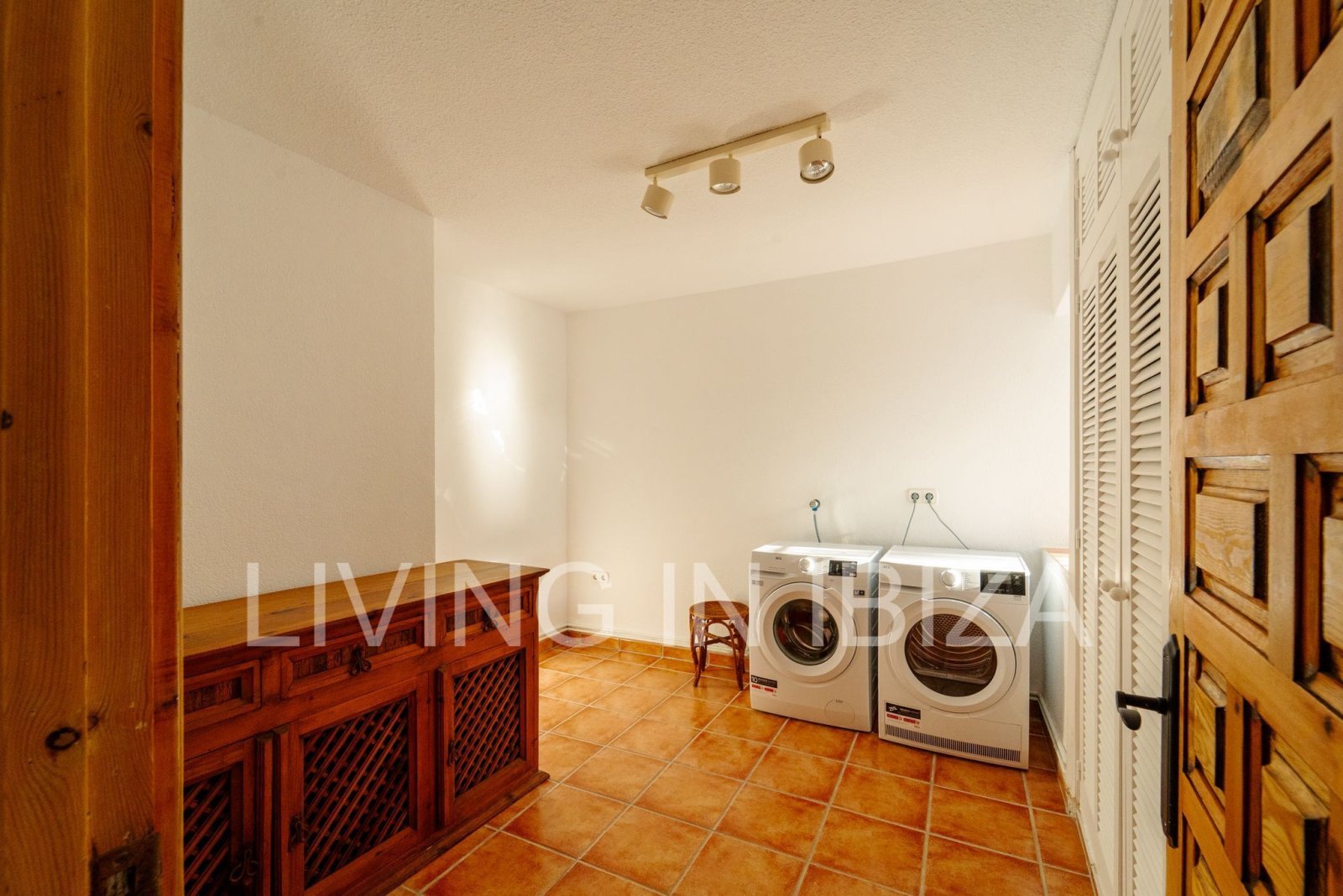 Se alquila anual. Se trata de una casa independiente de los años 70 activa totalmente renovado en Siesta, Santa Eulalia del Río. Ibiza