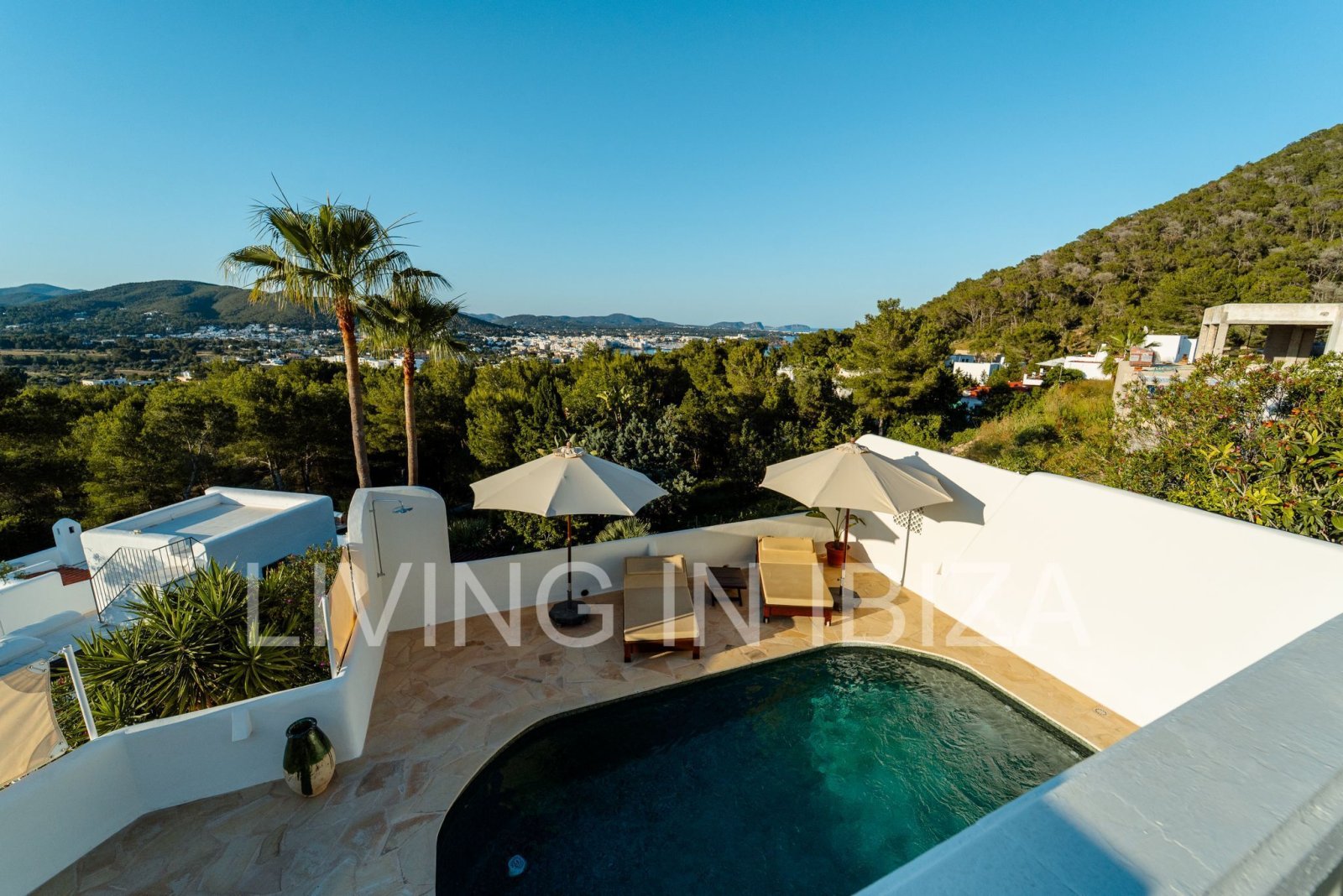 Se alquila anual. Se trata de una casa independiente de los años 70 activa totalmente renovado en Siesta, Santa Eulalia del Río. Ibiza