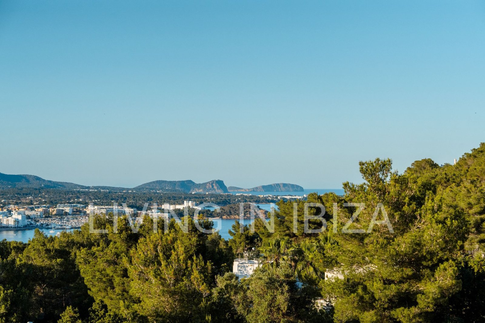Se alquila anual. Se trata de una casa independiente de los años 70 activa totalmente renovado en Siesta, Santa Eulalia del Río. Ibiza