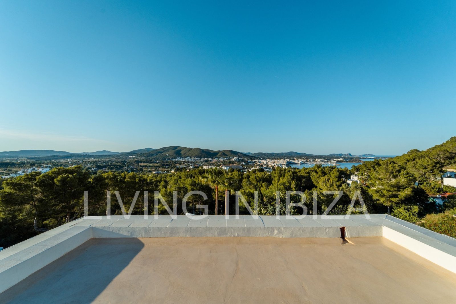 Se alquila anual. Se trata de una casa independiente de los años 70 activa totalmente renovado en Siesta, Santa Eulalia del Río. Ibiza