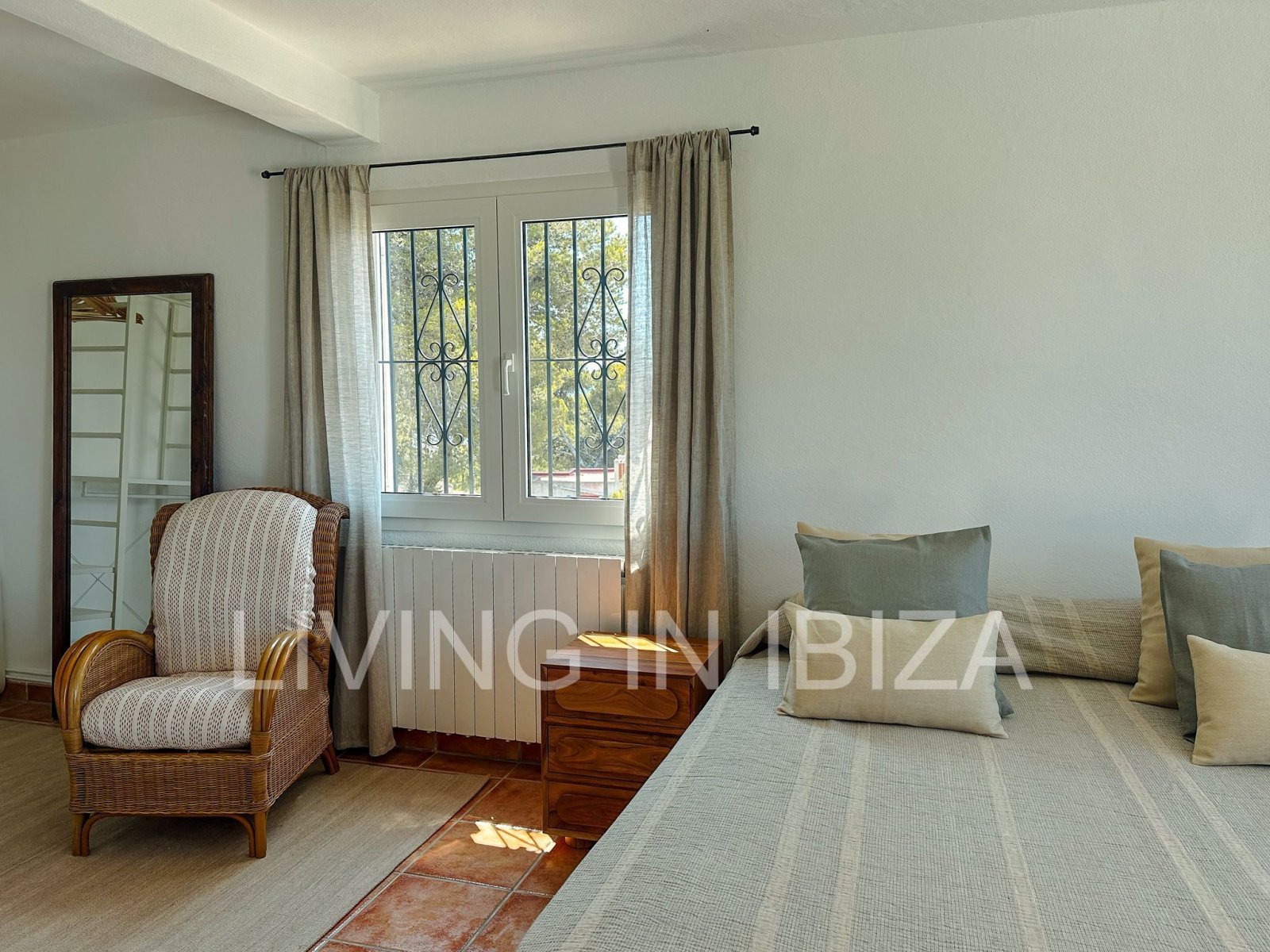 Se alquila anual. Se trata de una casa independiente de los años 70 activa totalmente renovado en Siesta, Santa Eulalia del Río. Ibiza