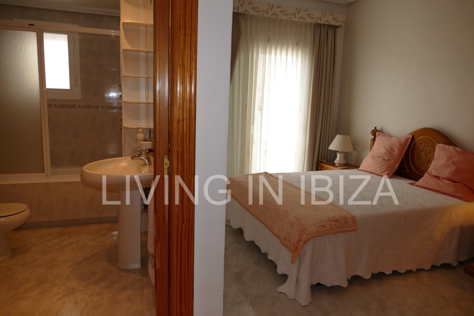 Se vende: Ático luminoso con dos terrazas y vistas de 360 grados en el centro de Santa Eulalia del Río, en Ibiza. Opcional: 1/2 plazas de aparcamiento