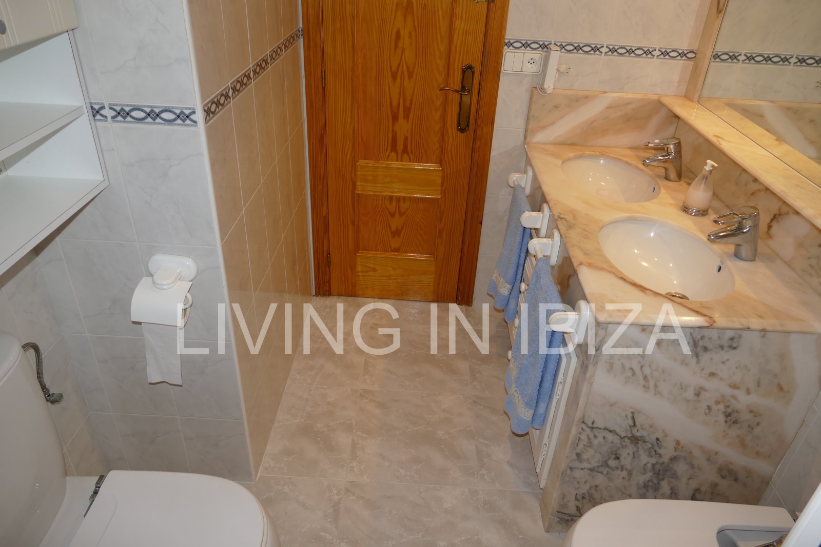 Se vende: Ático luminoso con dos terrazas y vistas de 360 grados en el centro de Santa Eulalia del Río, en Ibiza. Opcional: 1/2 plazas de aparcamiento