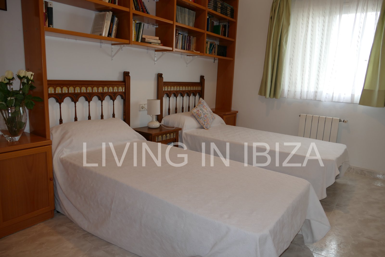 Se vende: Ático luminoso con dos terrazas y vistas de 360 grados en el centro de Santa Eulalia del Río, en Ibiza. Opcional: 1/2 plazas de aparcamiento
