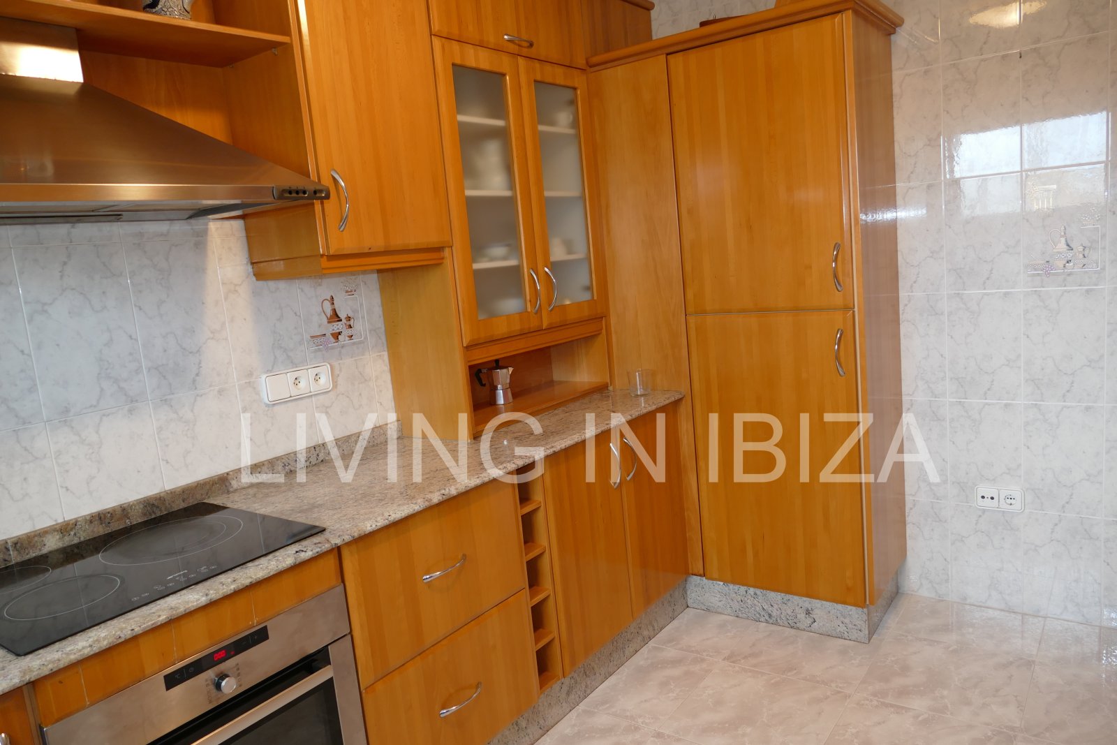 Se vende: Ático luminoso con dos terrazas y vistas de 360 grados en el centro de Santa Eulalia del Río, en Ibiza. Opcional: 1/2 plazas de aparcamiento