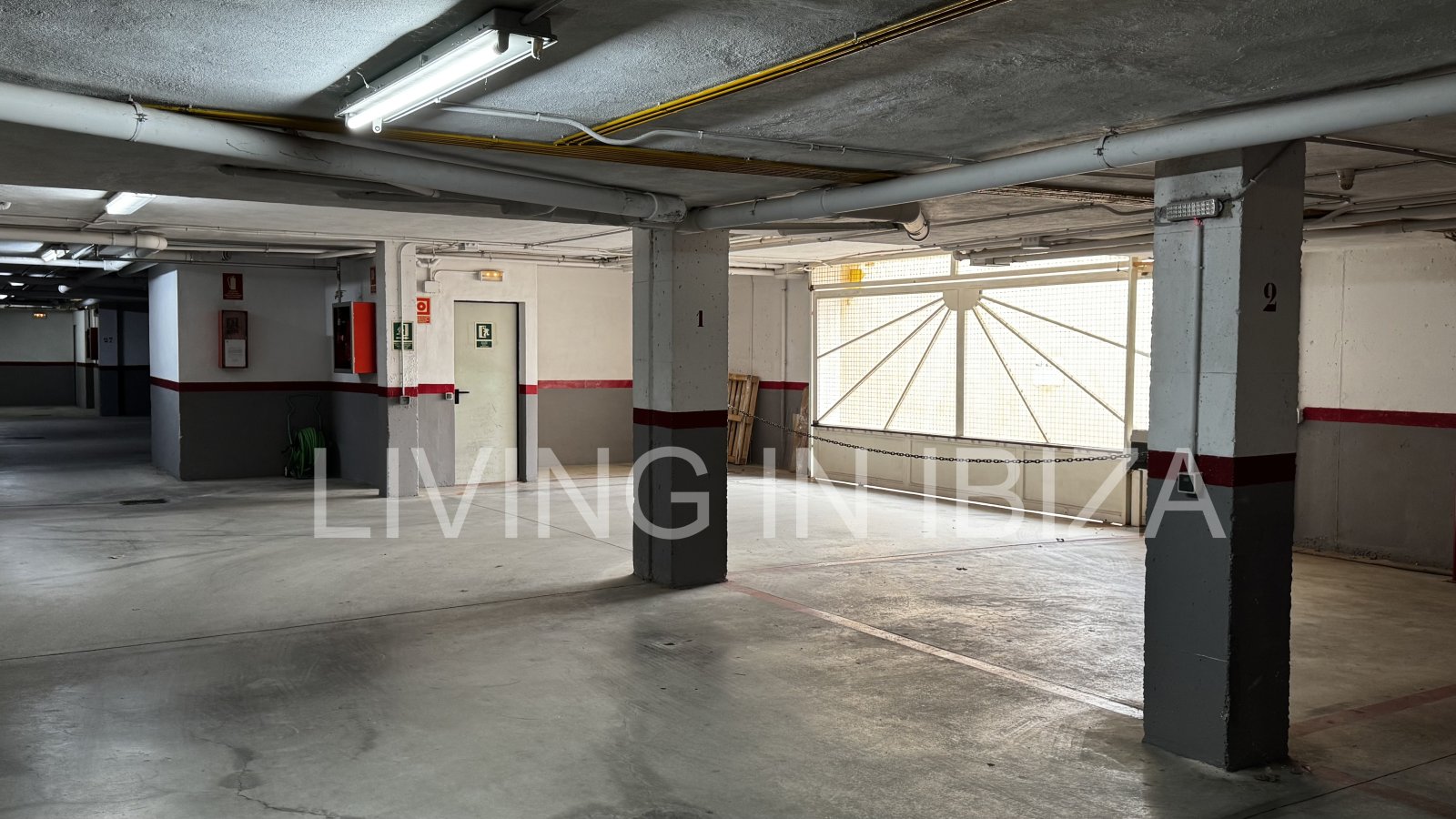 Se vende: Ático luminoso con dos terrazas y vistas de 360 grados en el centro de Santa Eulalia del Río, en Ibiza. Opcional: 1/2 plazas de aparcamiento