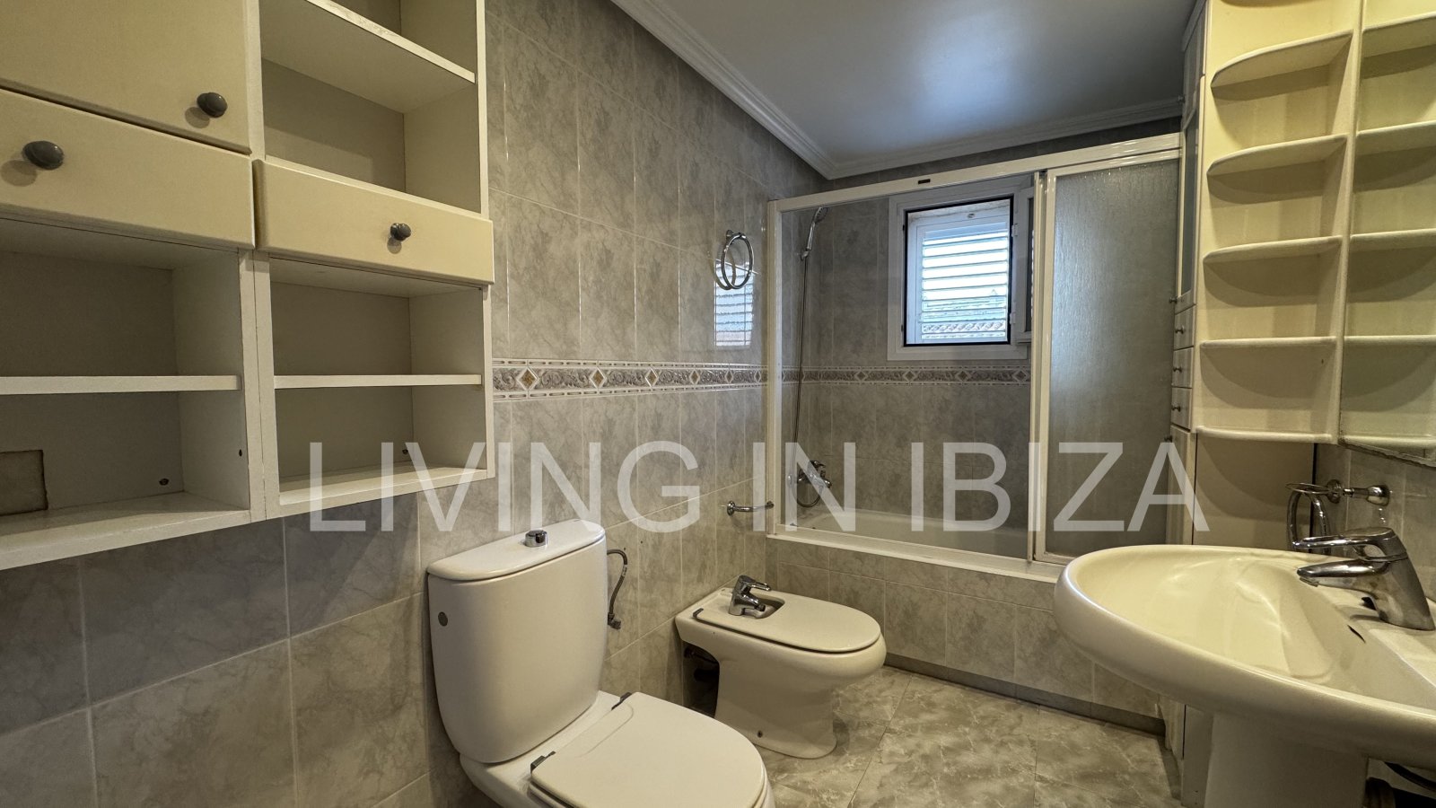 Se vende: Ático luminoso con dos terrazas y vistas de 360 grados en el centro de Santa Eulalia del Río, en Ibiza. Opcional: 1/2 plazas de aparcamiento