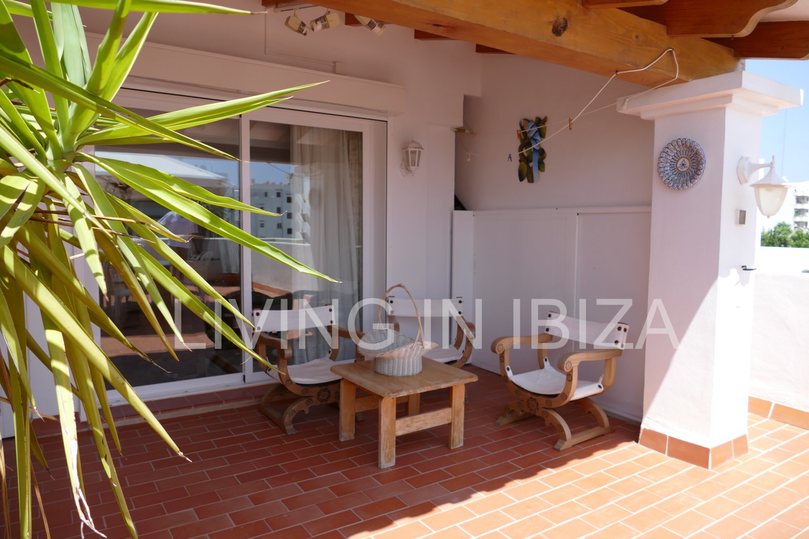 Se vende: Ático luminoso con dos terrazas y vistas de 360 grados en el centro de Santa Eulalia del Río, en Ibiza. Opcional: 1/2 plazas de aparcamiento