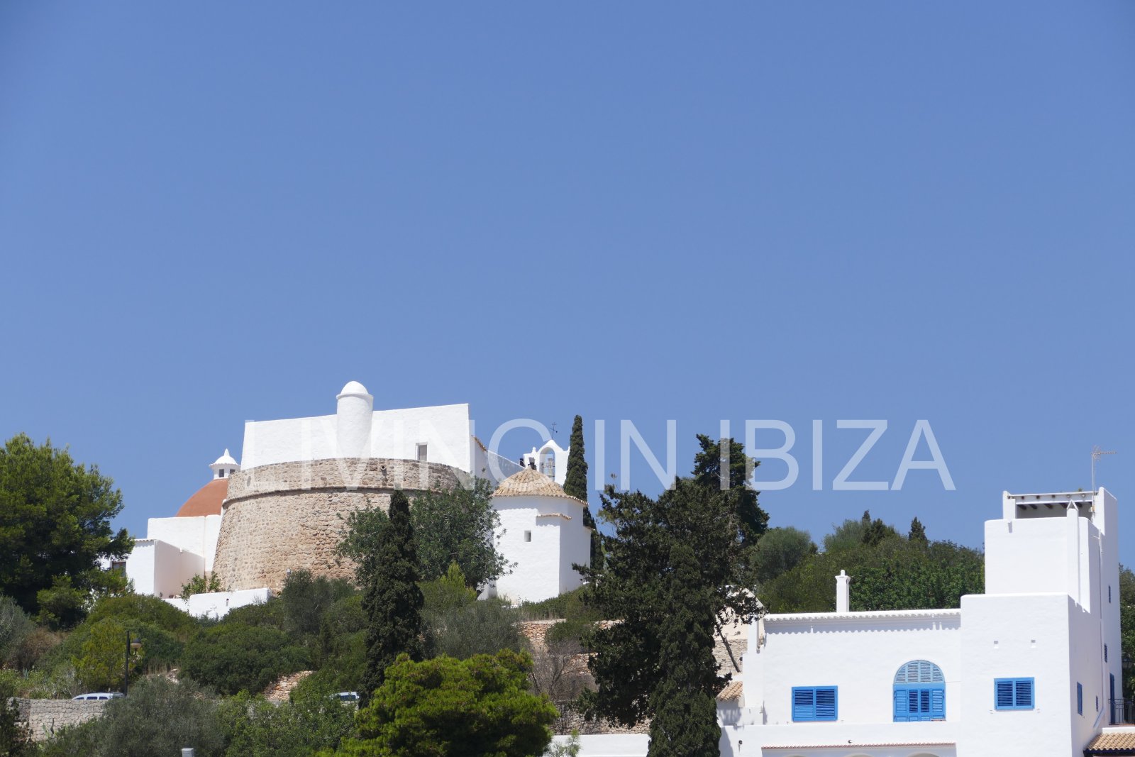 Se vende: Ático luminoso con dos terrazas y vistas de 360 grados en el centro de Santa Eulalia del Río, en Ibiza. Opcional: 1/2 plazas de aparcamiento